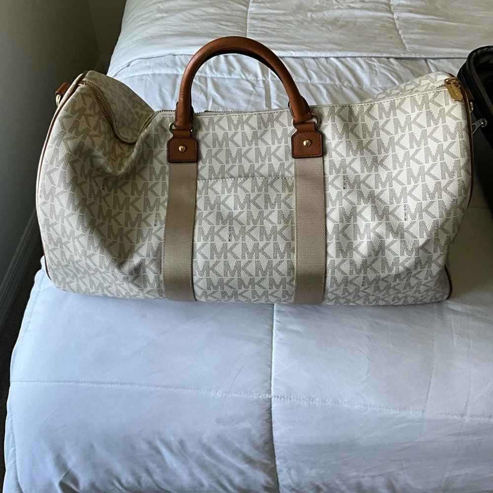 Michael Kors’s white duffel bag - Picture 3 of 7